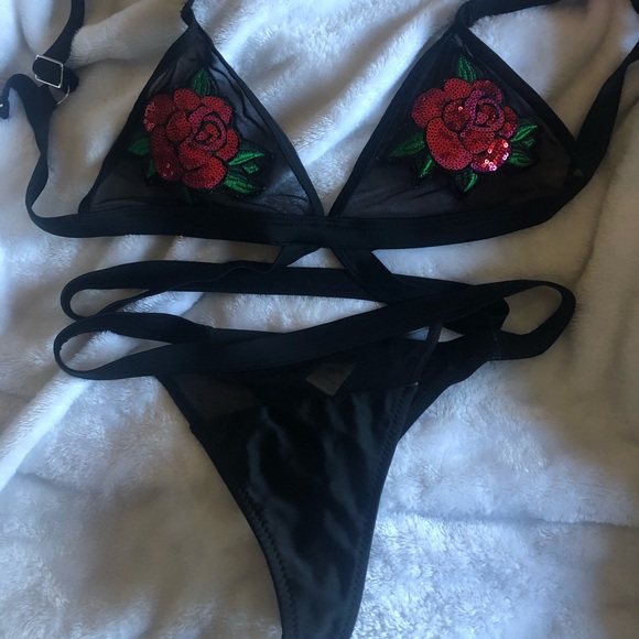 Rose and mesh bikini - Picture 2 of 3